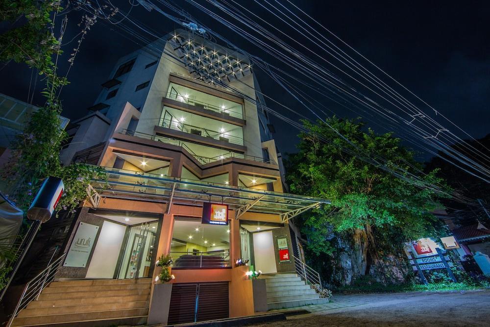 Treebo Trend Time Square Marine Drive Hotell Kochi Exteriör bild